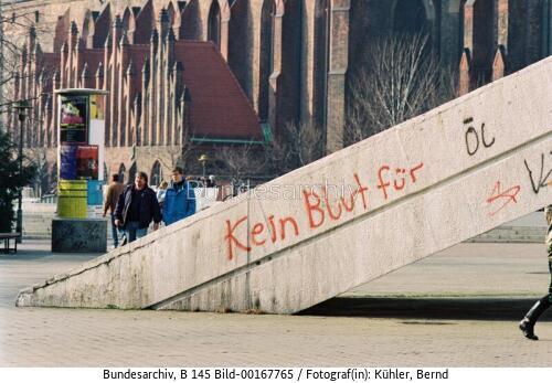 Berlin 1992 / Graffiti gegen Golfkrieg von 1991