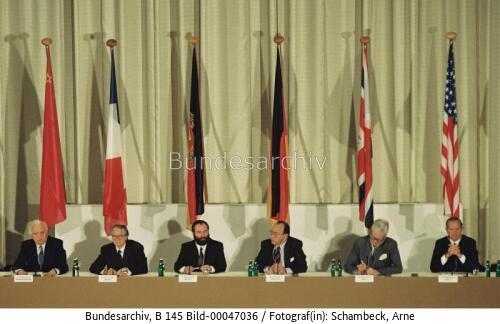Erste Runde der Zwei-plus-Vier-Gespräche in Bonn 1990