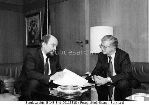 DDR-Minister Eppelmann in Bonn 1990