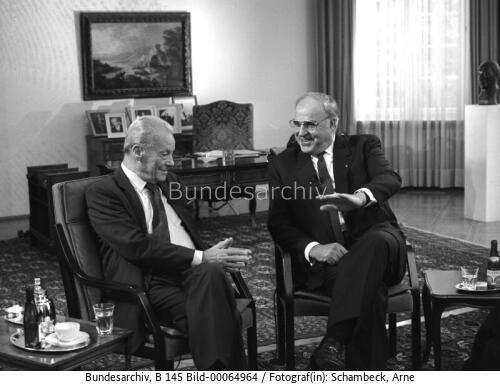 Bundeskanzler Kohl und Altbundeskanzler Brandt bei einem Fernsehinterview zur deutschen Einheit 1990