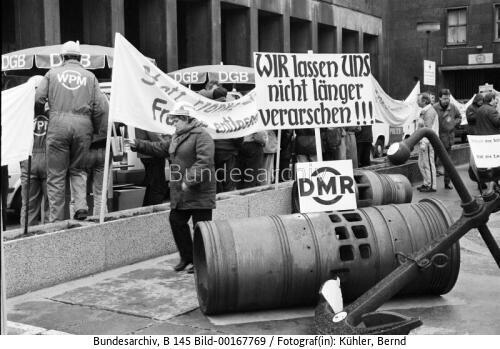 Mahnwache der Werftarbeiter vor der Treuhand in Berlin 1992