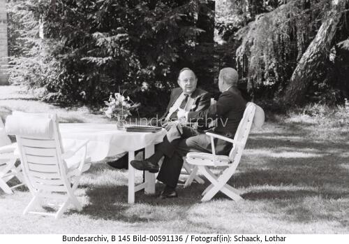 AM Hans-Dietrich Genscher und US-amerikanischer Außenminister James Baker 1990