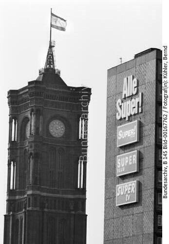 Berlin 1992 / Werbung vor Rotem Rathaus