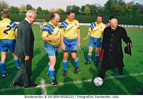 Spiel einer Auswahl des Deutschen Fußballbundes gegen die BT-Abgeordneten-Fußball-Elf 1993
