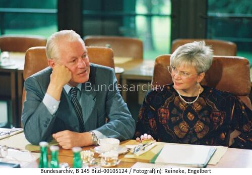 Kabinettsausschuss Deutsche Einheit 1990 / BM Stoltenberg und BM Hasselfeldt