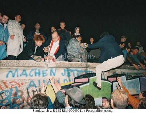 <span class="match">Mauerfall</span> 1989 / "Mauerspechte" auf der Mauerkrone