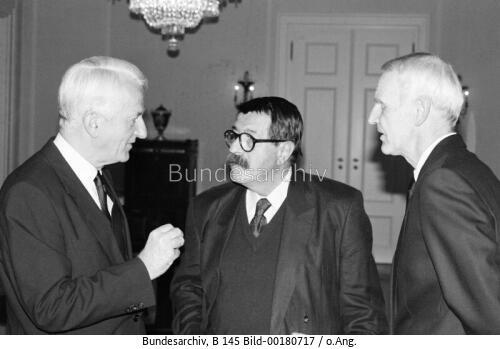 Bundespräsident von Weizsäcker und Schriftsteller Günter Grass und Günter de Bryn 1991