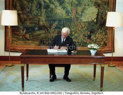 Bundespräsident von Weizsäcker unterzeichnet den Einigungsvertrag 1990