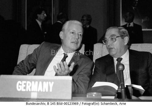 IWF-Weltbank-Jahresversammlung in Washington 1987 / BM Stoltenberg mit BundesbankPr Pöhl