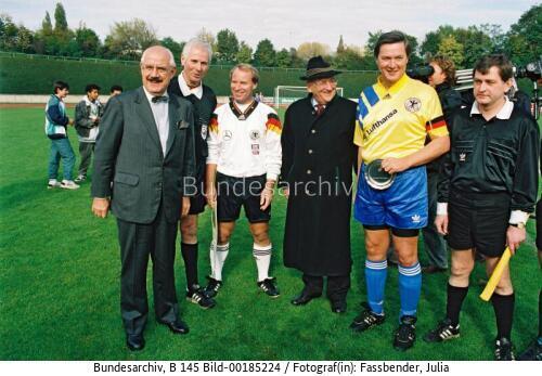 Spiel einer Auswahl des Deutschen Fußballbundes gegen die BT-Abgeordneten-Fußball-Elf 1993