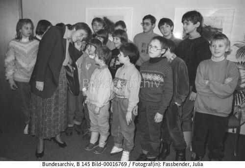 BM Merkel mit Kindern aus Tschernobyl 1991