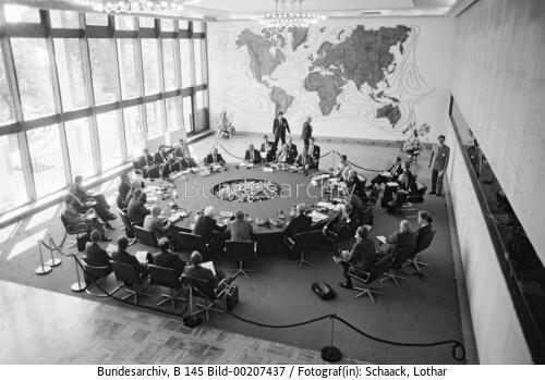 Erste Runde der Zwei-plus-Vier-Gespräche in Bonn 1990
