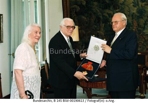 Bundespräsident Herzog verleiht Verdienstkreuz an Professor Zuse 1995