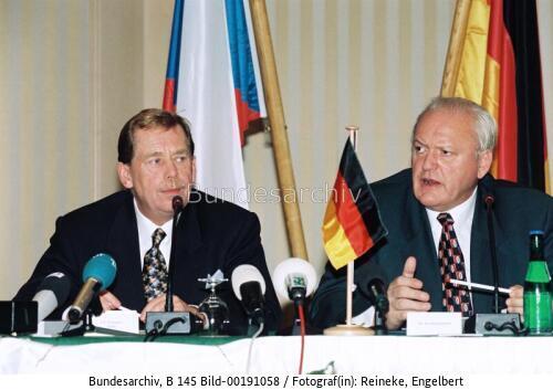 Bundespräsident Herzog und Präsident Havel bei deutsch-tschechischer Historikerkommission 1995
