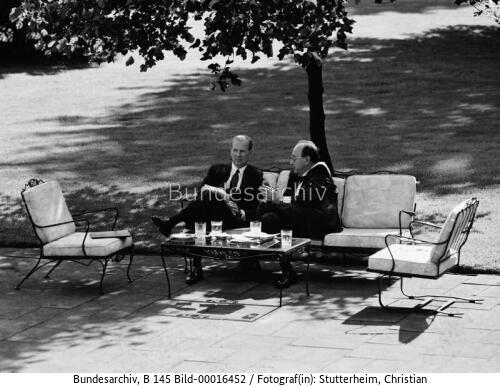 AM Hans-Dietrich Genscher und US-amerikanischer Außenminister James Baker 1990