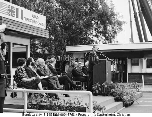 Abbau des Grenzüberganges "Checkpoint Charlie" in Berlin 1990