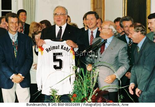 Bundeskanzler Kohl empfängt Belegschaft der DFB-Geschäftsstelle Frankfurt 1993