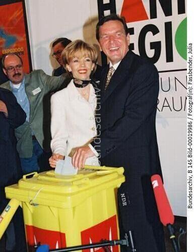 Bundestagswahl 1998 / Stimmabgabe von MP Schröder und Frau Schröder-Köpf