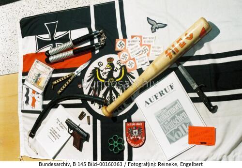 Waffen, Broschüren und Embleme von Rechtsextremisten 1998