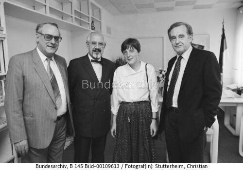 Regierungssprecher Klein empfängt die Stellvertretende Regierungssprecherin der DDR, Merkel 1990