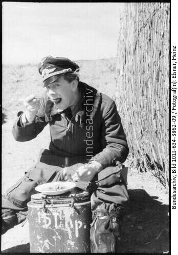 Russland, Pilot beim Mittagessen