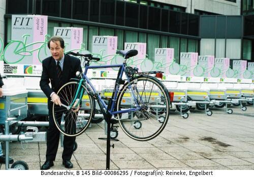 BM Müntefering repariert Fahrrad 1998