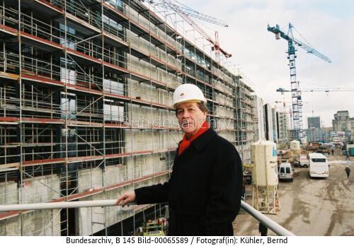 BM Müntefering besichtigt Baustelle des Bundeskanzleramtes 1998
