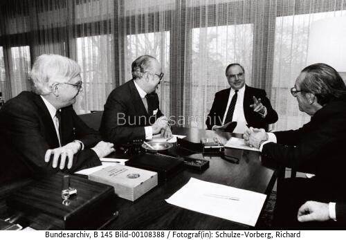 Bundeskanzler Kohl mit Journalisten 1982