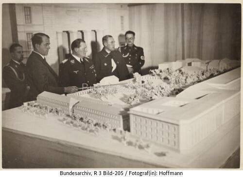 Berlin, <span class="match">Albert Speer</span>, Präsentation