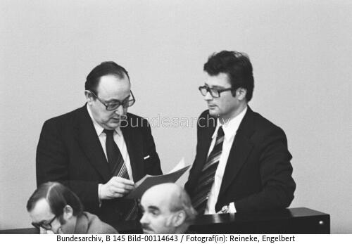 Bundestagssitzung 1975 / AM Genscher mit AA-Mitarbeiter Kinkel