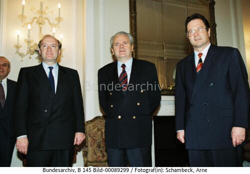 AM Kinkel und französischer AM Védrine in Jugoslawien 1998