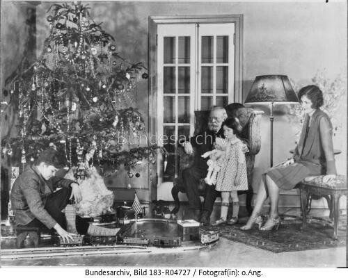 Familie am Weihnachtsbaum