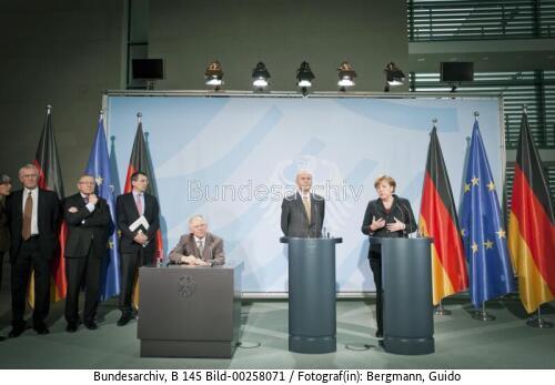 Übergabe Gutachten der Expertenkommission  "Neue Finanzmarktarchitektur" 2012