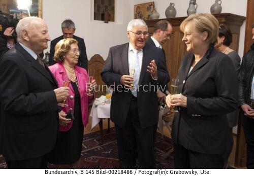 Bundeskanzlerin Merkel besucht DFB-Ehrenpräsidenten Braun 2010