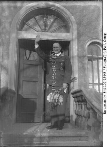 Berlin, Bruno Loerzer vor seinem Haus