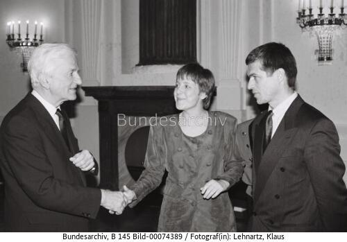 Bundespräsident von Weizsäcker empfängt im Schloss Bellevue BM Merkel 1991