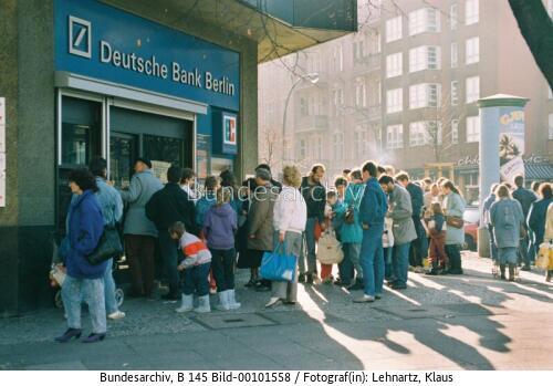 <span class="match">Mauerfall</span> 1989 / DDR-Bürger holen sich Begrüßungsgeld in Berlin-Charlottenburg ab
