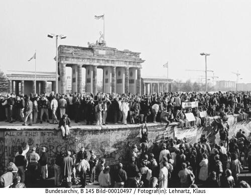 <span class="match">Mauerfall</span> 1989 / Menschen auf der Mauerkrone am Brandenbuger Tor