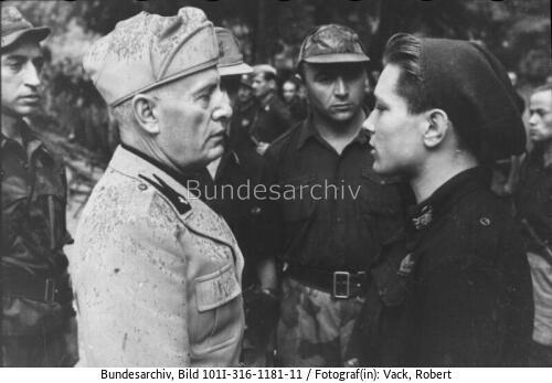 Italien, Benito Mussolini mit italienischen Soldaten