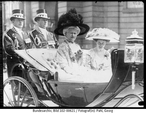 Berlin, Kaiserin Auguste Viktoria mit Tochter