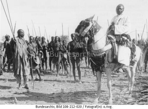 Kamerun, Sultan Bukar mit Gefolge