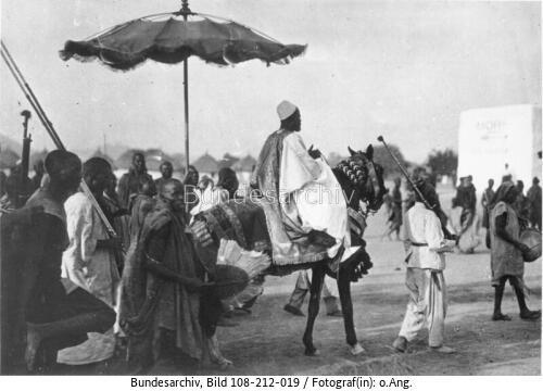 Kamerun, Sultan Bukar mit Gefolge