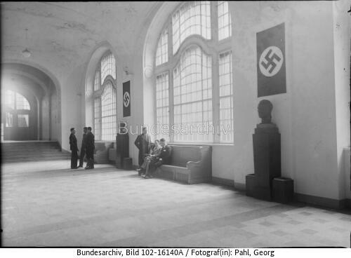 Berlin, GeStapo, Haupthalle, Büsten