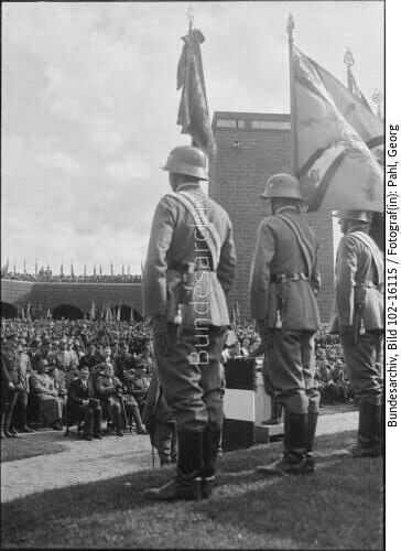 Tannenberg-Denkmal, Feier, Fahnenträger