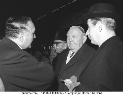 Abfahrt des Bundeskanzlers Erhard nach Rom vom Bonner Hauptbahnhof 1964