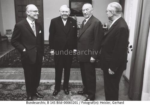 Amtsübergabe von Bundeskanzler Adenauer an Erhard 1963