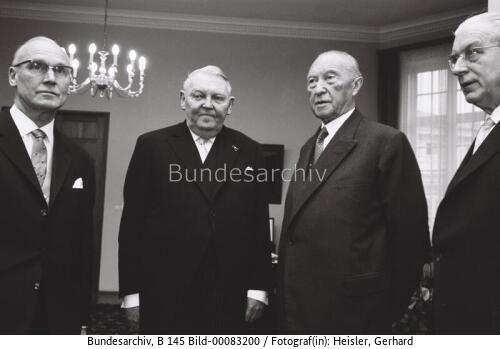 Amtsübergabe von Bundeskanzler Adenauer an Erhard 1963
