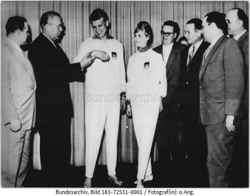 Hannover, Vorführung Olympiakleidung