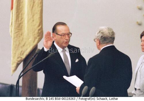 Bundestagssitzung 1982 / Vereidigung von BM Zimmermann