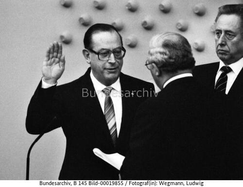 Bundestagssitzung 1983 / Vereidigung von BM Zimmermann
